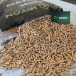 Pellet drzewny Hiton worek rozsypany z wizytówką paleko