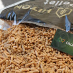 Pellet drzewny Hiton worek rozerwany z wizytówką Paleko z bliska