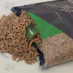 Pellet drzewny Lets niebieski worek rozsypany z wizytówką Paleko